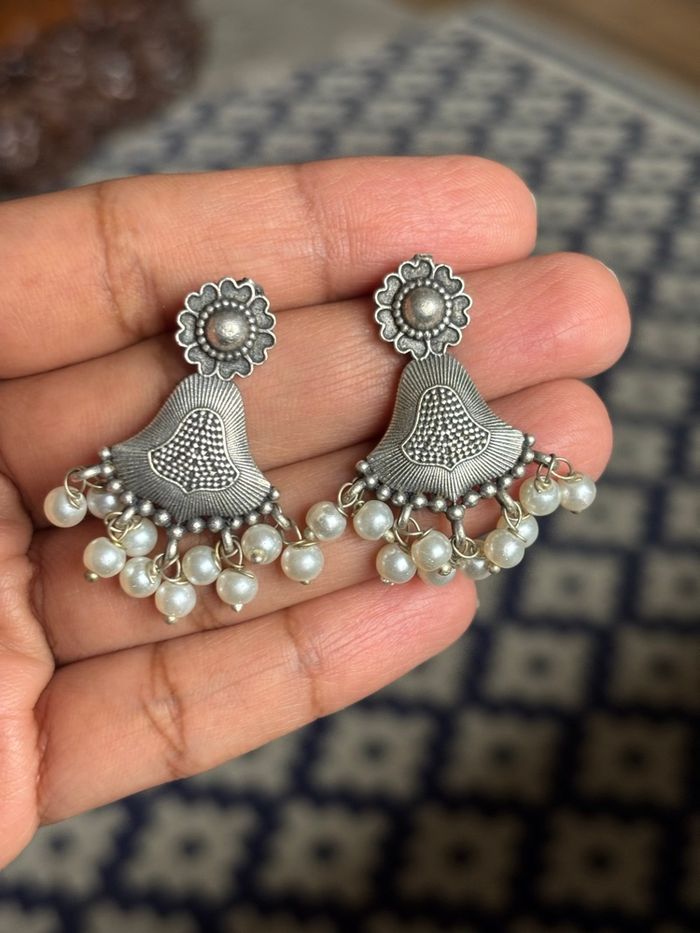 Boucles d’oreilles argentées vintage avec perles blanches - photo numéro 2