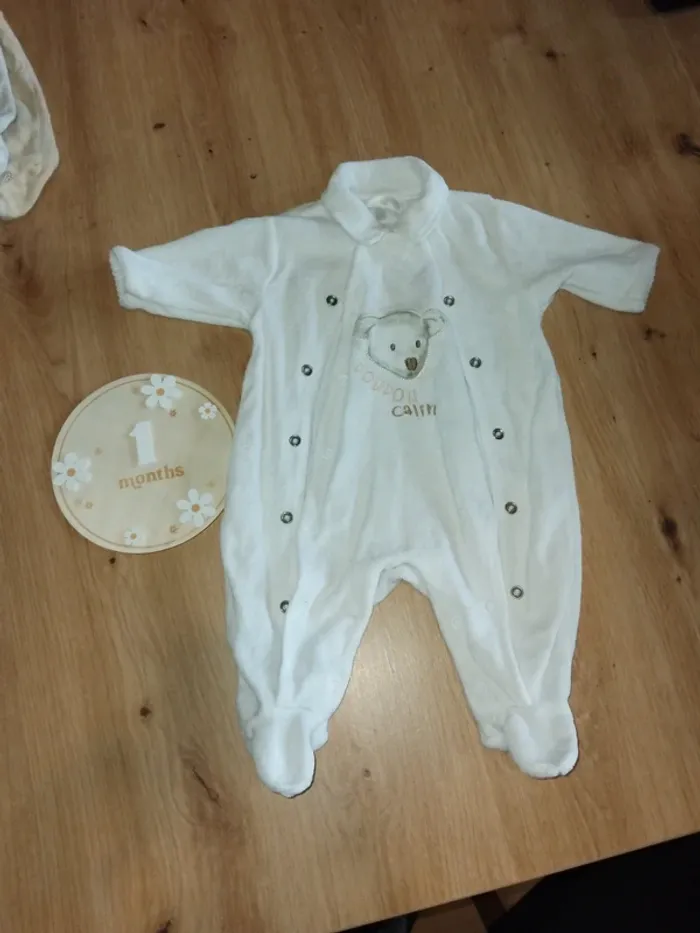 5 pyjamas  velours 1 mois - photo numéro 5