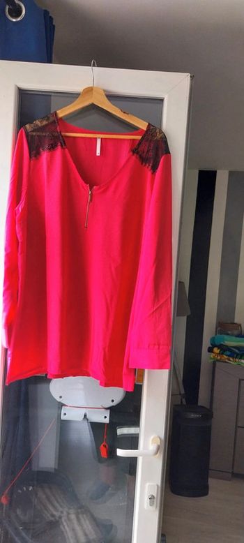 Blouse blancheporte rose fushia avec dentelles noires