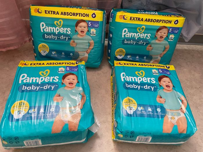 4 paquets de couches Pampers taille 5+