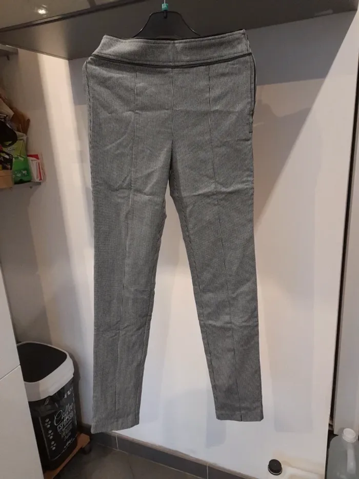 Pantalon motif pied de poule taille 34.camaieu