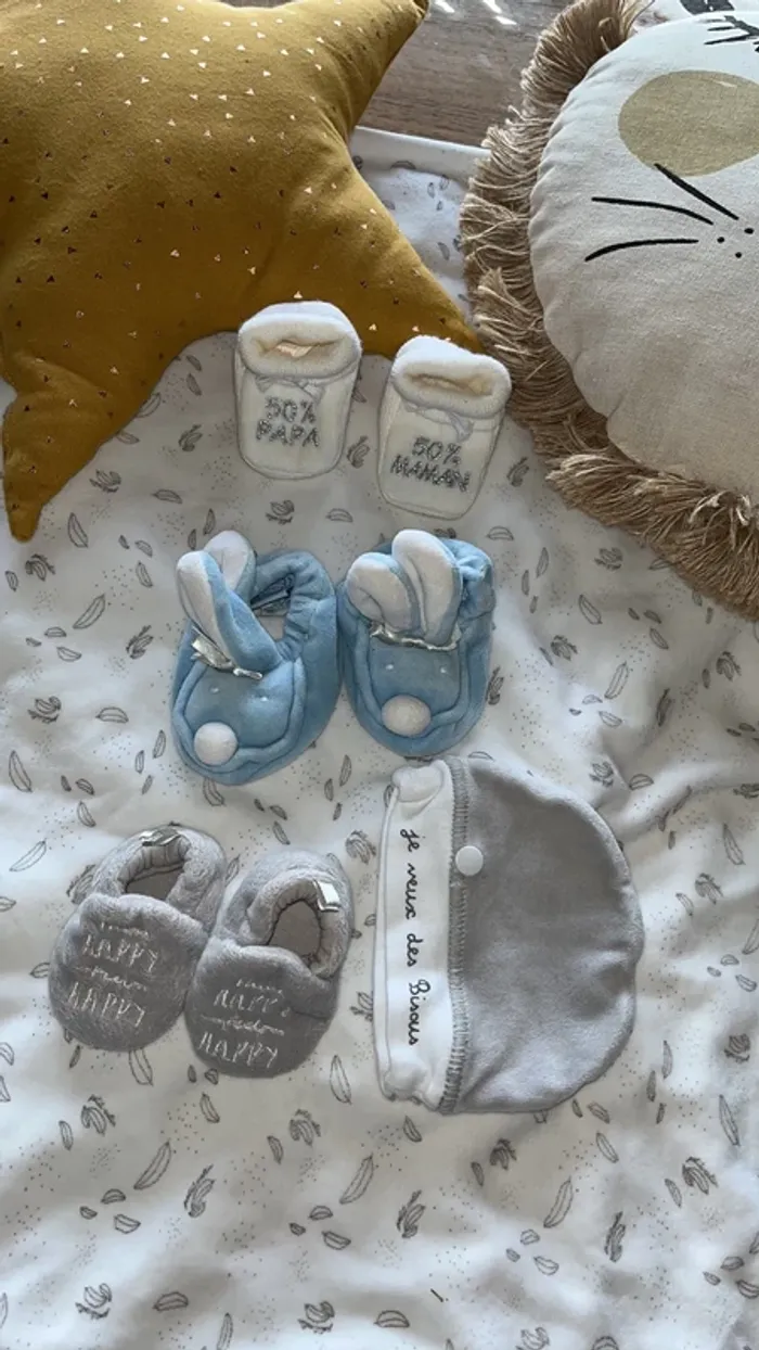 3 paires de Chaussons/ 1 bonnet  naissance