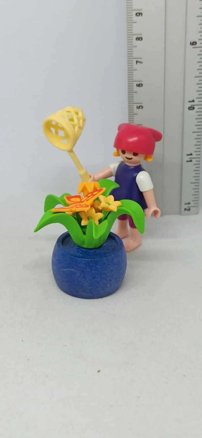 Enfant fille avec épuisette et plante avec papillon playmobil