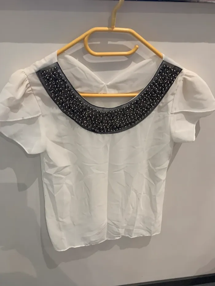 Top blanc à perles