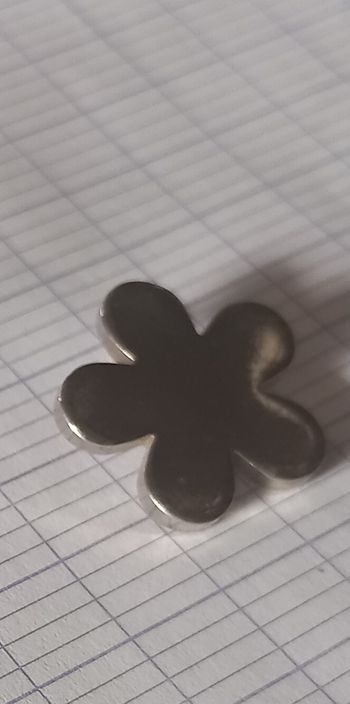 Médaille en forme de fleur argenté