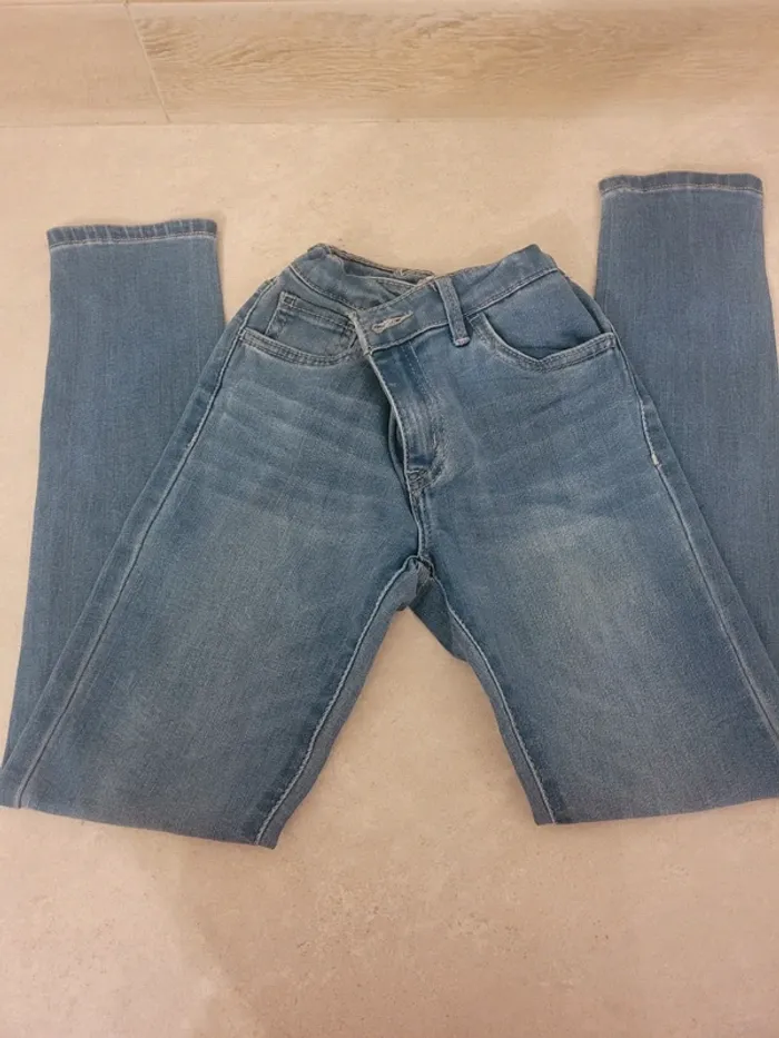 Jean Levi's 710 neuf sans etiquette 10 ans