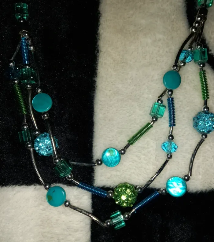 Collier bleu - photo numéro 2