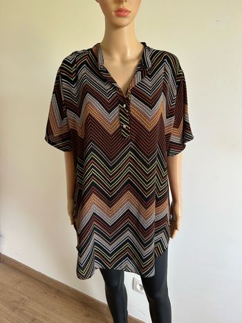 Blouse multicolore à manches courtes New Collection taille unique jamais portée (taille grand)