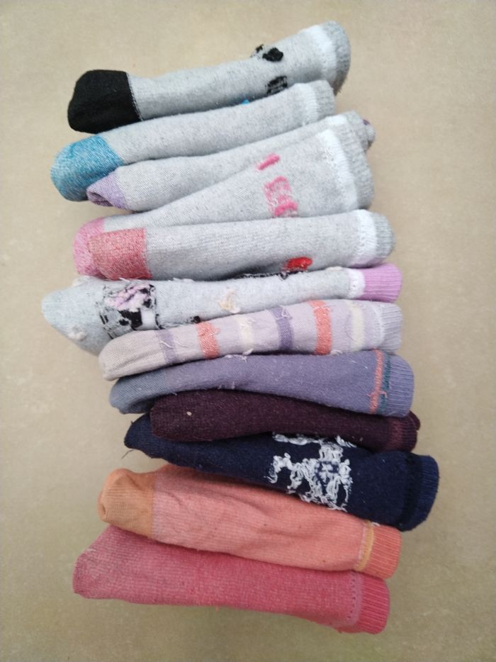 Lot 12 paires chaussettes fille en 31-34 TBE - photo numéro 4