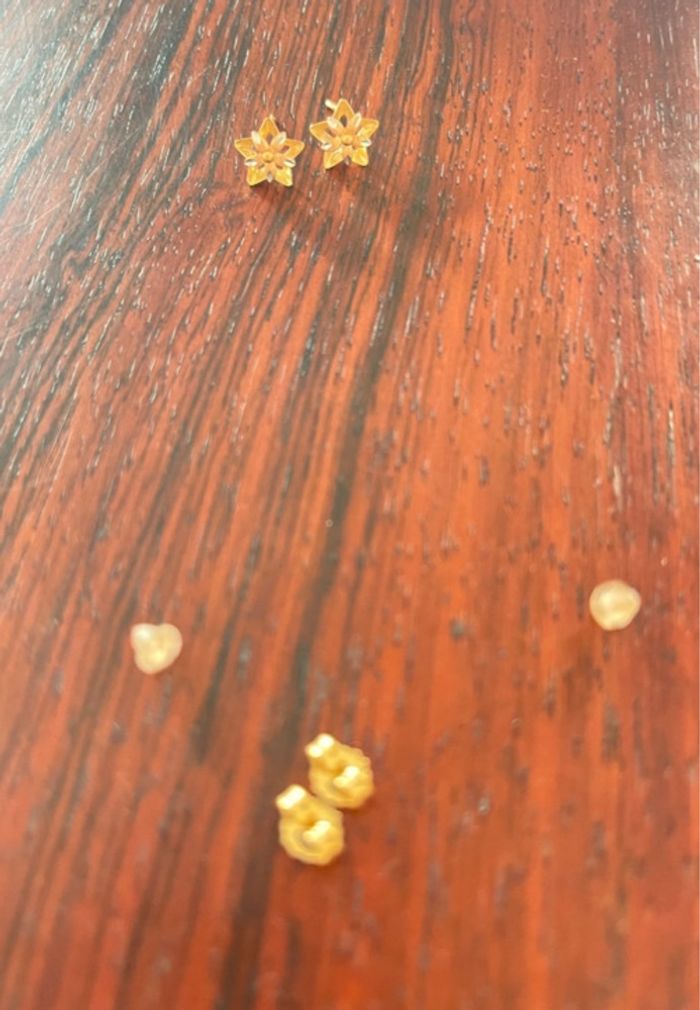 Boucles d'oreilles fleure en or 18 carats (au750)Très bon état - photo numéro 9