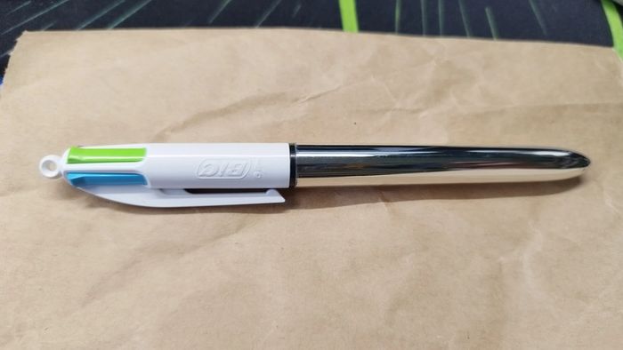 Stylo Bic 4 couleur - photo numéro 4
