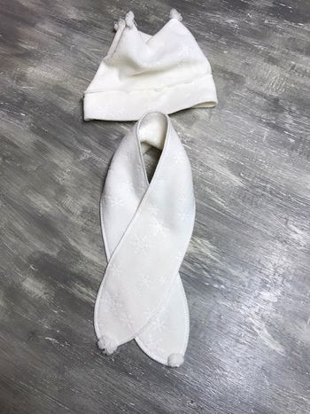 Ensemble bonnet écharpe blanc crème.