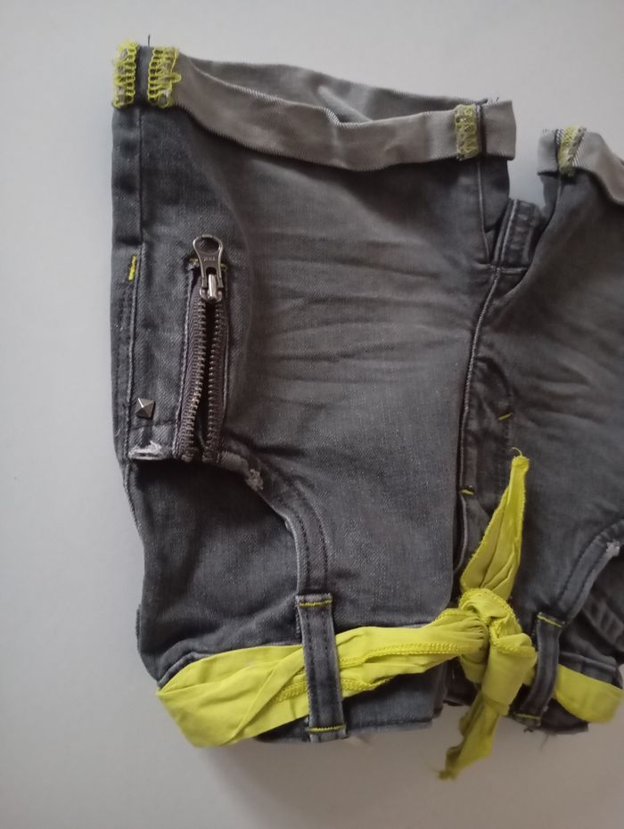 Short jean's  noir gris  , ceinture tissu  jaune. 5 ans . Poches . Revers . Très bon état. - photo numéro 4