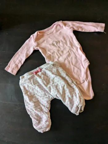 Lot body + pantalon assorti 1mois