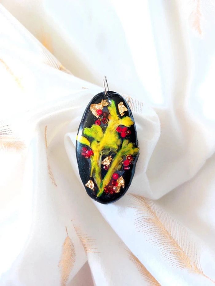 Magnifique pendentif noir avec fleurs et feuilles d'or