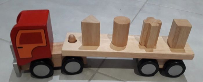 camion janod en bois avec ses pièces en bois à empiler - photo numéro 3