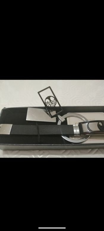 Ensemble bracelet, collier et porte clefs Gioyes en simili cuir.