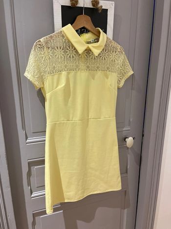 Robe jaune avec dentelle