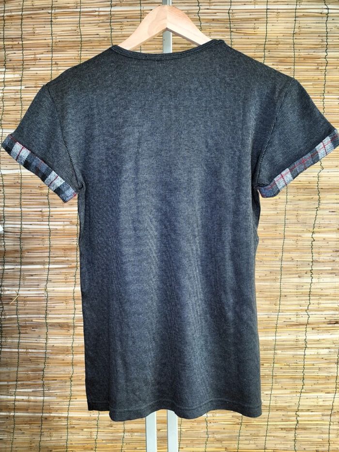 T-shirt rayé noir et gris Neill Katter - photo numéro 2