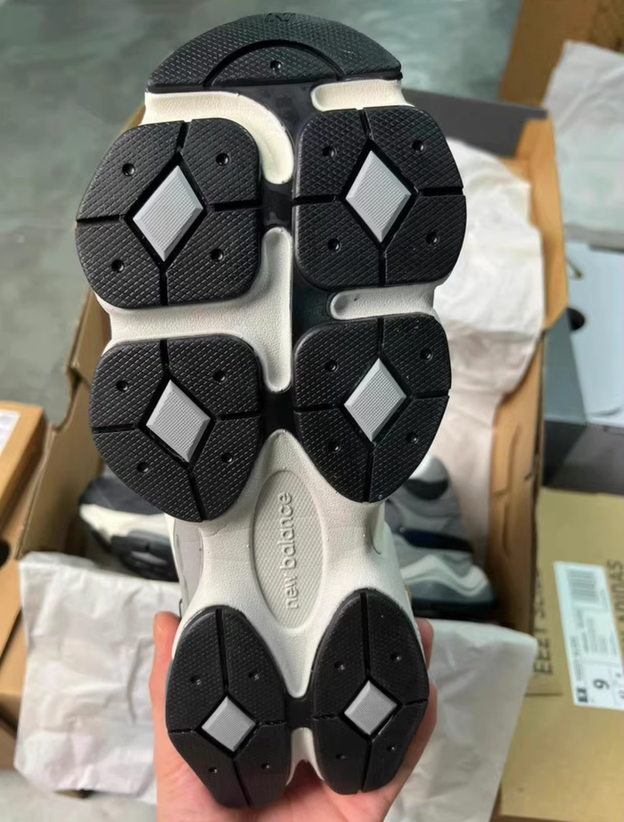 New Balance 9060 Noir et Gris 45 - photo numéro 6