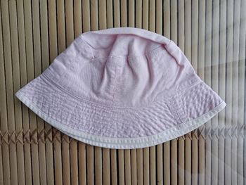 Chapeau réversible rose et blanc