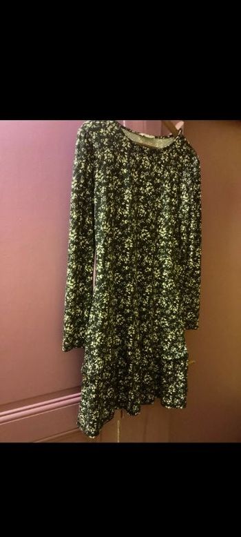 Robe noire noire à fleurs de grossesse