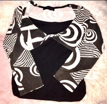 Haut couleur noir et blanc à motif bon état taille 7/8 ans taille petit