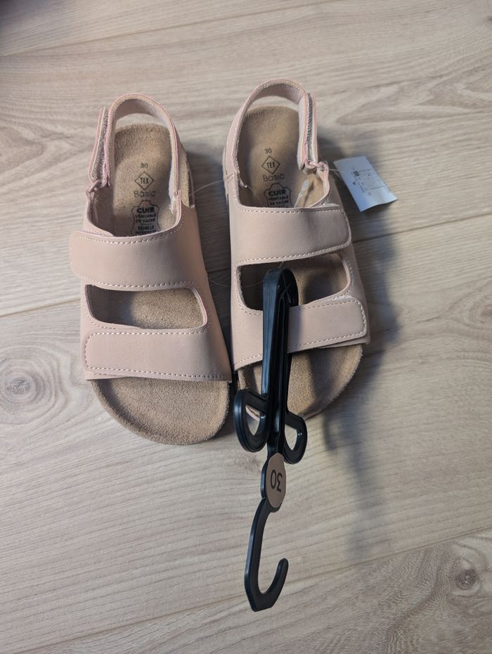 Sandales roses cuir pointure 30 Neuves étiquette