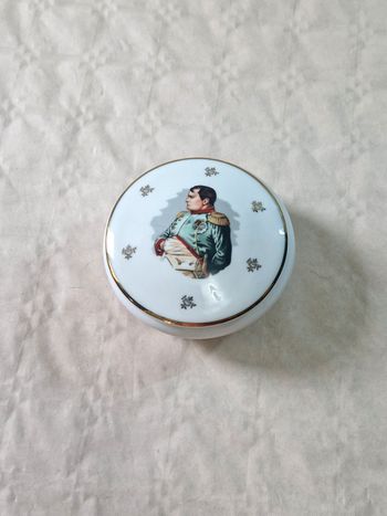 Petite bonbonnière en porcelaine  , Napoléon