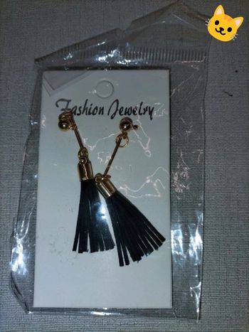 Boucles d'oreilles pendantes pompom noir