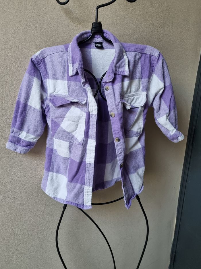 Chemise à carreaux blancs et violets