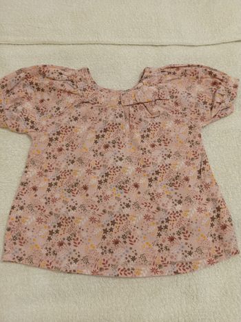 Tunique pour petite fille manche courte boutonnage à bouton marque Vertbaudet âge 12 mois couleur rose avec plein de petites fleurs toutes les couleurs super petite tunique pur coton