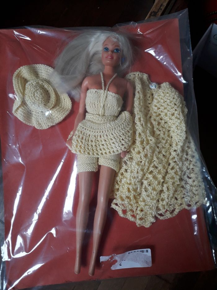 Poupée Barbie habillée de neuf