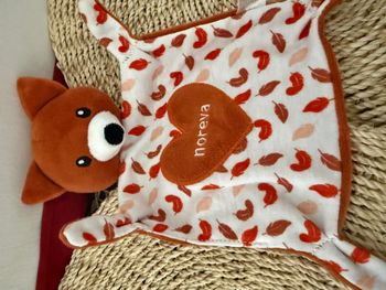 Doudou Plat Noreva Renard Marron Blanc Feuille Coeur 