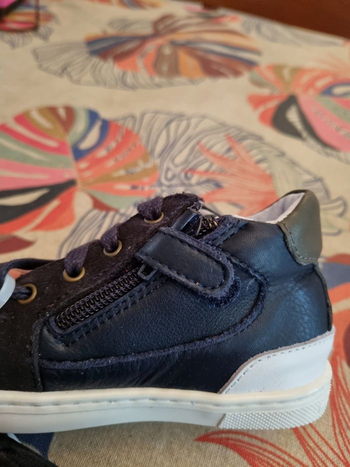 Baskets neuves cuir bleu marine taille 23 - photo numéro 3