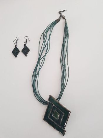 Parure de bijoux.