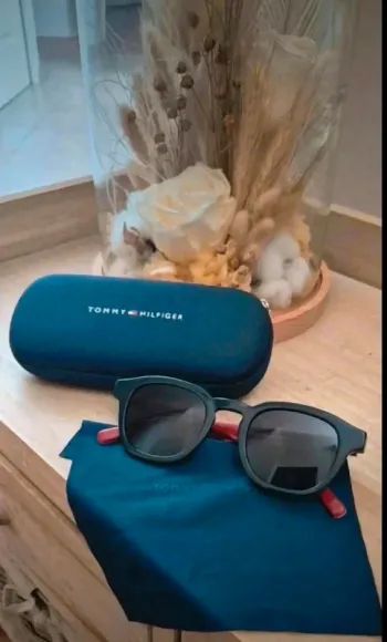 Sunglasses - Lunettes de soleil Tommy Hilfiger