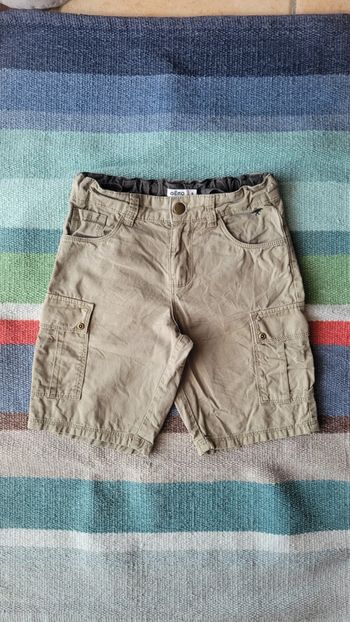 Short kaki. 8 ans. Taille réglable. Dinosaure