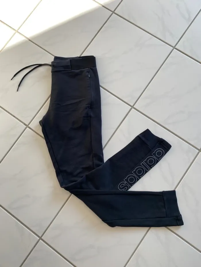 Jogging Adidas vintage femme noir – taille 36/38, logo blanc, poches zippées – très bon état