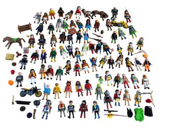 Gros lot d’un kilo comprenant 78 figurines Playmobil + accessoires