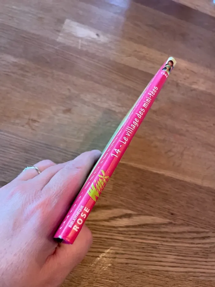 Livre La bibliothèque Rose Winx Club Numéro 14 Le mini village des mini fées - photo numéro 2