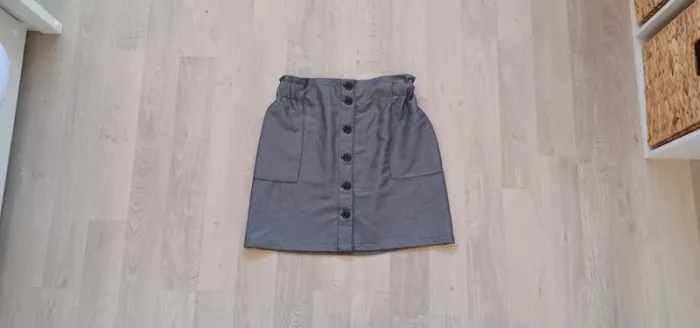 Jupe femme Tissaia, taille 40, boutonnée sur le devant, en très bon état.