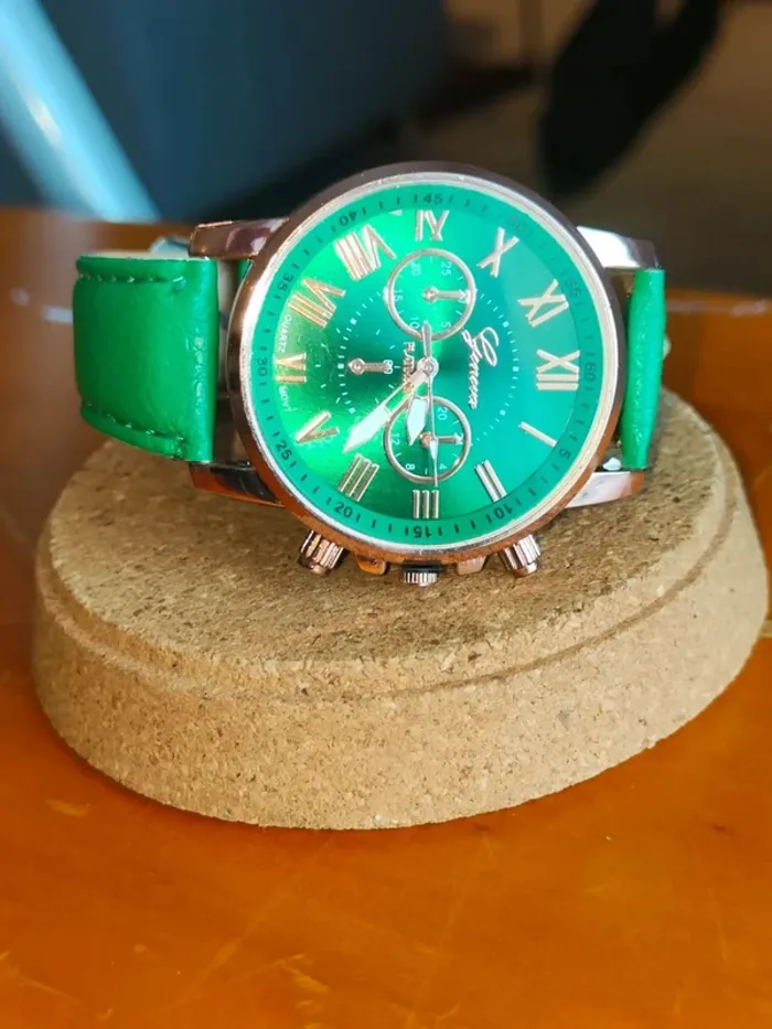 Montre verte pomme, légère, élégante - photo numéro 2