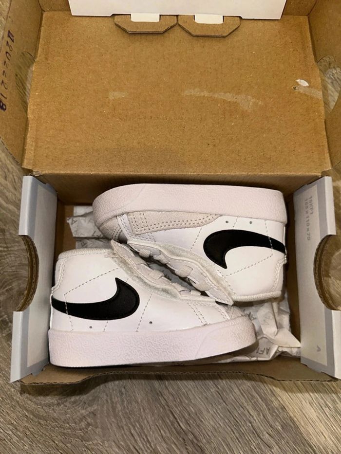 Basket montante Nike T18,5 neuve - photo numéro 2