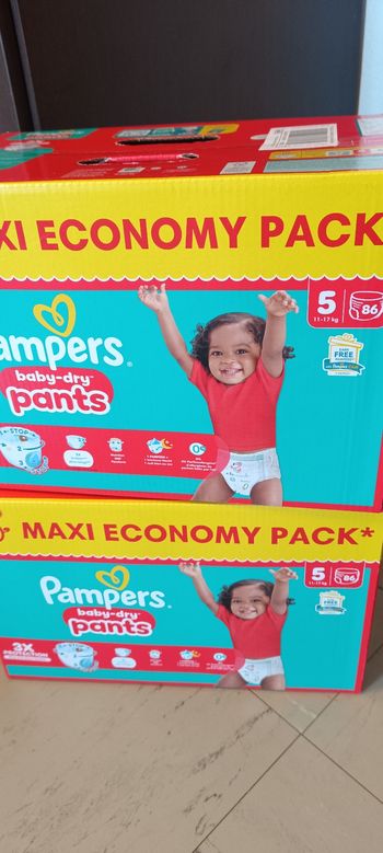 Lot de couches Pampers taille 5