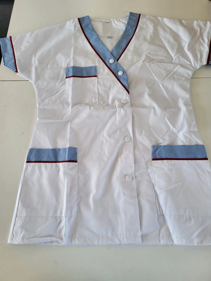 Lot de 2 blouses médicale pour infirmière aide soignant en S neuve 🏷 - photo numéro 2