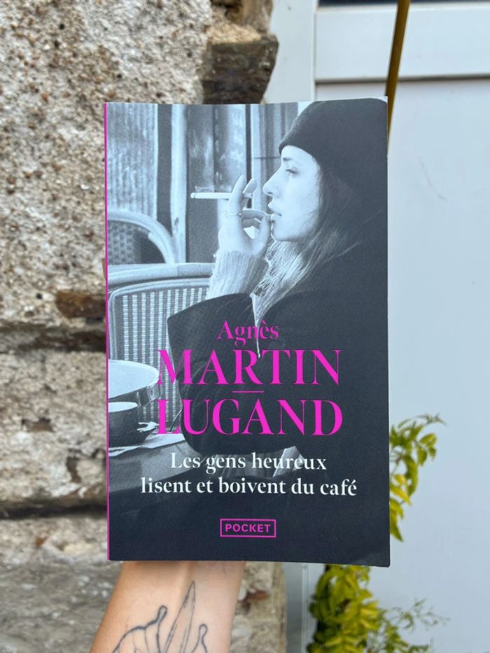Les gens heureux lisent et boivent du café