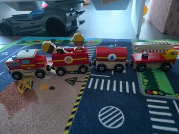 Train pompier en bois aimanter 