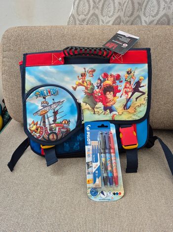 Cartable primaire OnePiece 38cm + 3 stylos Pilot OnePiece avec recharge