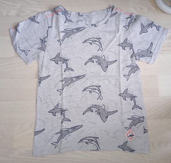 Tee-shirt gris clair motif dauphins Gémo 
T. 8 ans